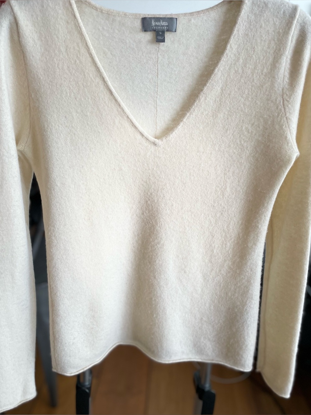 100% Cashmere Fitted V-Neck Sweater